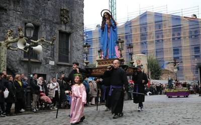 Boluntarioen laguntza eskatu dute Ostiral Santuko "tradizioari bizirik" eusteko