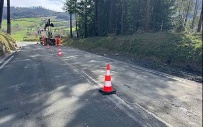 Asfalto beroarekin estali ditu Diputazioak Bergararako errepidean zeuden zuloak
