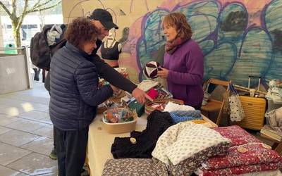 Emakumeen eskuekin egindako artelanak kalera