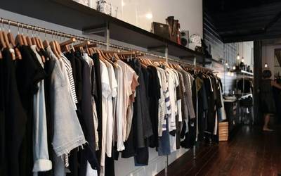 Outleta egingo dute herriko merkatariek