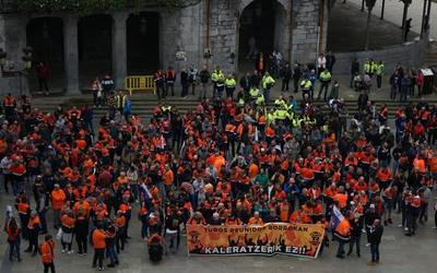 Laudiora mugitu da gaur Tubos Reunidoseko langileen protesta, Maderas de Llodioko beharginen babesarekin