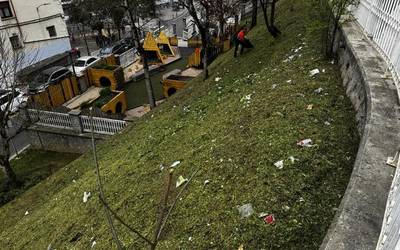 Eskolapeko zelaia zikin-zikin