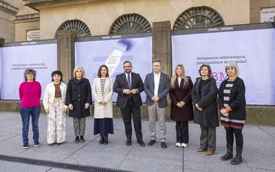 Sara San Julian: "Feminismoak naturalizatu ditugun rolak zalantzan jartzeko laguntza ematen du eta eraldatzeko bidea da"