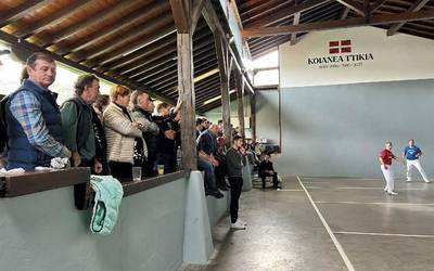 Aurtizko Koianea Ttikiko eskuz binakako pìlota txapelketan izena emateko hondarreko egunak dira