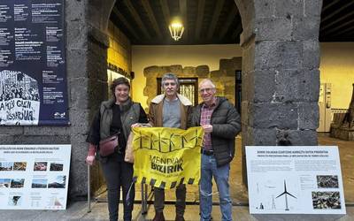 Gaur hitzaldia eta zapatuan mendi martxa izango dira Basalgo zentral eolikoaren kontra