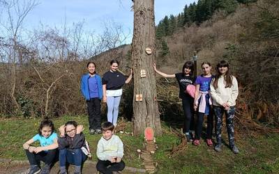 Landare Egunean, eskulanak egin dituzte gaztetxoek