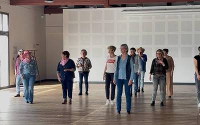 Country dantza erakustaldia egin dute Saran komertzianteen eskutik