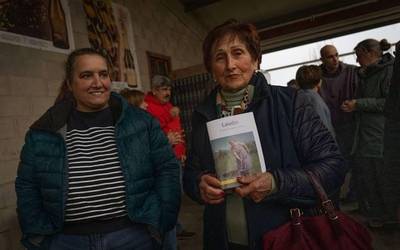 Laudioko ondarea ezagutzeko gida aurkeztu dute, herriko amonen bizipenak ardatz