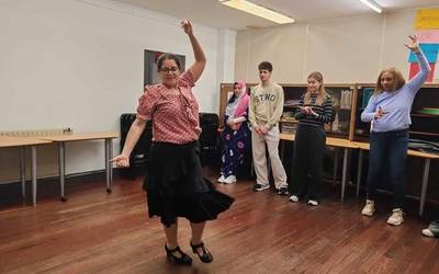 Sevillanak ikasteko hastapeneko-saioa egin dute Maitane Rasorekin