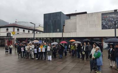 Emakumearen Eguneko elkarretaratze instituzionala egin du Baztango Udalak