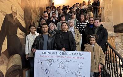 Erroldatu berriek ongietorria jaso dute Bergarako udaletxean