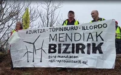 Basalgoko zentral eolikoaren aurka, elkarretaratzea egin dute Topinburun