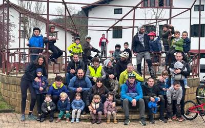 Handi zein txiki bizikletan Garagartzara