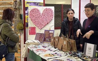 Emakumeek egindako jakiak eta eskulanak nagusi Arrasateko Azoka plazan