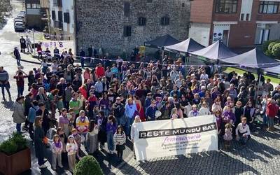 [ARGAZKI GALERIA] Borroka feministaren aldeko aldarriak ozen entzun dira Durangaldean