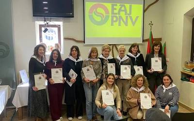 Udalean alderdia ordezkatu duten emakumeak omendu ditu Zumaiako EAJk