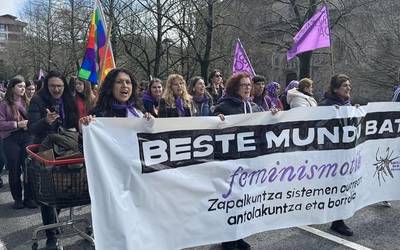 Mundu hobe baten aldeko aldarri moreak, ozen botata Oñatin