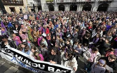 Jendetza batu da Arrasaten Martxoaren 8ko aldarrikapenen bueltan