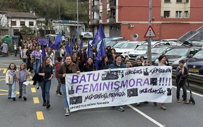 Kaleak eta errepideak hartuta, feminismora batzeko deia egin du Ermuko Mugimendu Feministak