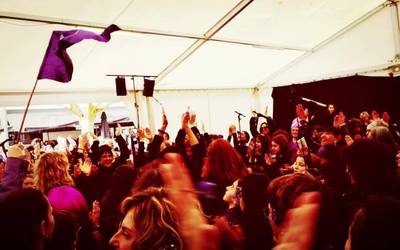 Martxoaren 8ko manifestazioa eta kantua Soraluzen, airetik