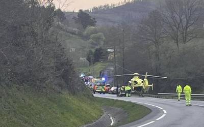 Lau pertsona zauritu dira Azkaraten bi ibilgailuren artean izan den istripuan