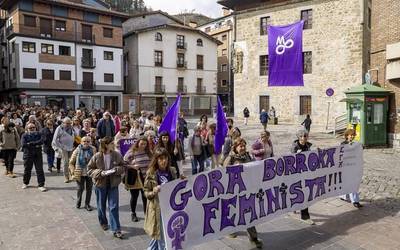 Elgoibarko kaleak ere hartu dituzte berdintasunaren aldeko aldarriek