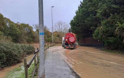 Gobela ibaiaren gorakadak Larrañazubi berriro urperatu duela salatu dute auzokideek
