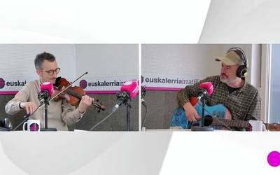 Eñaut Elorrieta: “Ahotsak surfeatu egiten du soken gainean”