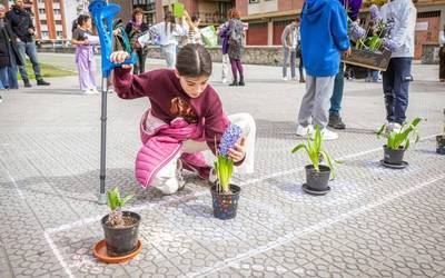 Indarkeriaren aurkako jarrera "egunero zaindu eta ureztatu" behar dela aldarrikatu dute Amurrioko ikastetxeek