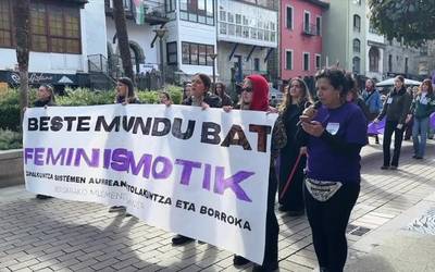 Aldarrikapenek, salaketek, ospakizunek eta omenaldiek bete dituzte kaleak