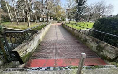 Durangoko Udalak sare irristagaitzak jarri ditu Pinondo eta Intxaurrondoko oinezkoen pasabideetan