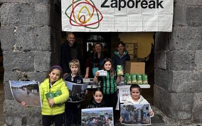 Hasi dira Lesbosko kanpalekuetarako elikagaiak batzen