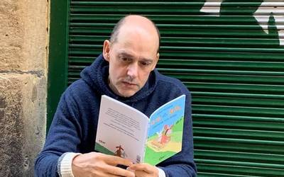 'Ardi eta Behi, abenturak ziztu bizian' komiki liburua plazaratu du Mikel Valverde Orioko bizilagunak