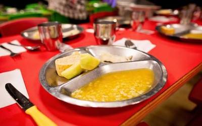 'Tuperradak' antolatu dituzte Gasteizen, eskola jantokien eredua aldatzeko