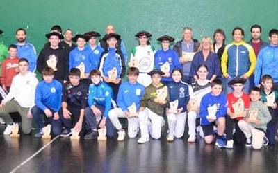 Eskualdeko pilotariek txapel uzta polita lortu dute Zizur Nagusiko lau eta erdiko pilota txapelketan