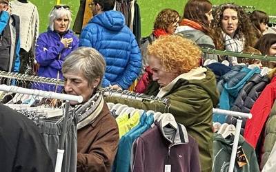 [ARGAZKIAK] Jende ugari ibili da asteburuan Kaxkabeltza elkarteak antolatutako azokan