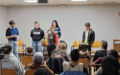 Nafarroako Eskolarteko Bertsolari Txapelketako eskualdeko kanporaketa ortziralean Donezteben