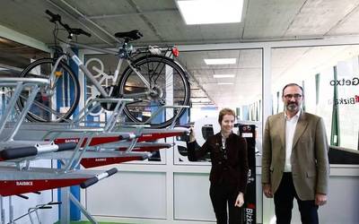 Bizikletaz mugitzen diren getxoztarrek badute, hemendik aurrera, bizikleta lasai uzteko leku bat gehiago