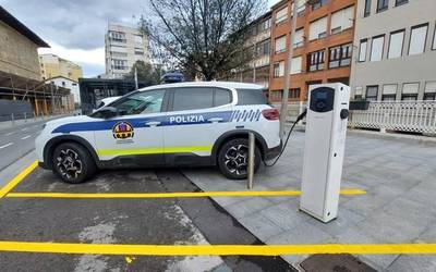 Auto elektrikoentzako kargagailua ipiniko dute San Agustinalden, udal ibilgailuentzat