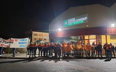 Tubos Reunidoseko Trapagarango langileak bozkatzen ari dira 301 kaleratzeak eragingo duen espedientea onartzen duten edo ez