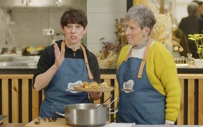 Mariasun Zaloñak eta Anne Otegik prestatutako oilaskoa antigoaleko erara