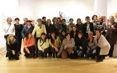 Hamar urteren ondoren, loratzen dihardu Bergarako emakume artisten erakusketak