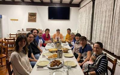 [ARGAZKI GALERIA]: Ardi esneagaz kozinatzeko hainbat errezeta Garaiko sukaldaritza tailerrean