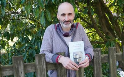 «Eguneroko diziplinatik emozioetara salto egiteko bidea da poesia»