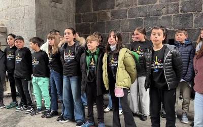 Arizmendi Ikastolako gaztetxoek kantuz alaitu dute goiz euritsua