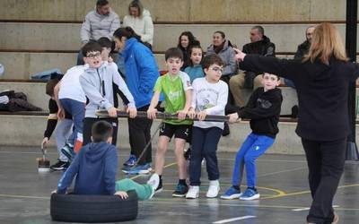 Deba, Mutriku eta herriko bertako 55 bat haur elkartu dira Mendaroko herri-kirol topaketan