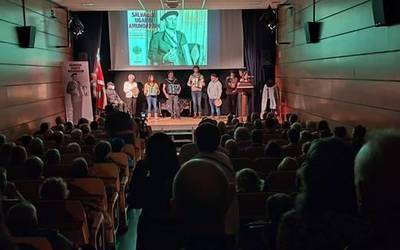 Hainbat bizilagun eta gonbidatu bereziren artean omendu dute Salbador Ugarte Amundarain trikitilaria