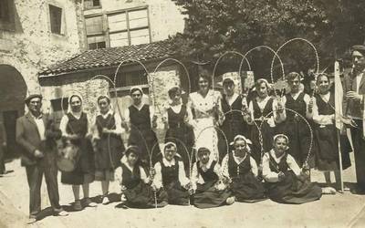 Txikurixan neskatila dantzariak