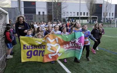 Haurrek hartu dute euskararen lekukoa San Juan futbol zelaian