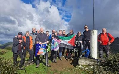 Korrikarekin bat egiteko aldarria zabaldu dute Ugarteko udaberriko mendi irteeran